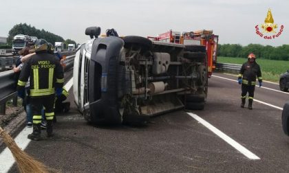Si rovescia un furgone, paura sull'A4