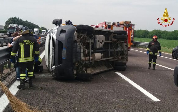 Si rovescia un furgone, paura sull’A4