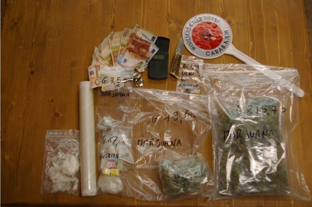 Supermercato della droga in casa, arrestato