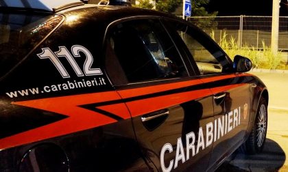Suv rubato sperona i carabinieri