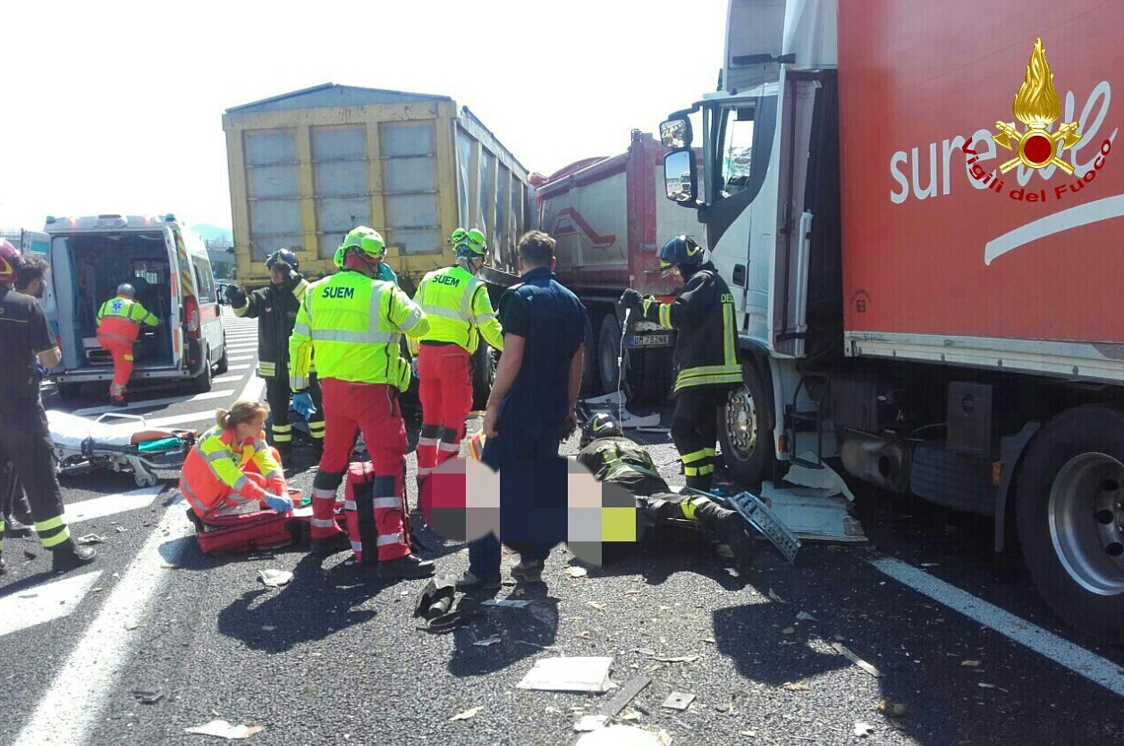 Tamponamento tra tre camion, due feriti