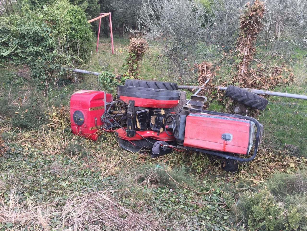 Trattore si ribalta, un uomo muore schiacciato