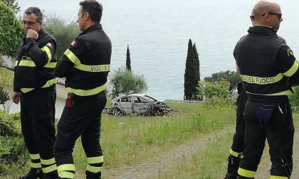 Trovati due corpi carbonizzati in un'auto sul lago di Garda, è omicidio-suicidio