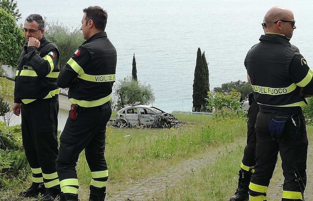 Trovati due corpi carbonizzati in un’auto sul lago di Garda, è omicidio-suicidio