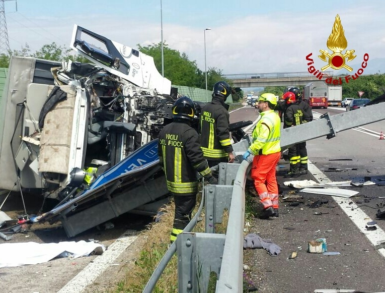 Viene sbalzato fuori dal camion, morto un autista