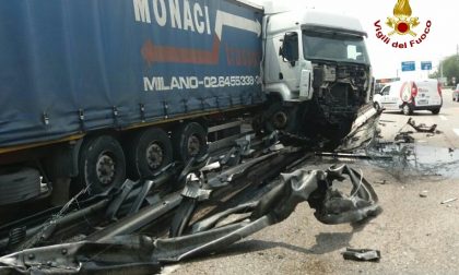 A4, tir sbanda e invade la tangenziale sud. LE IMMAGINI