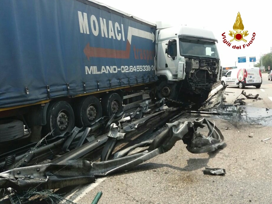 A4, tir sbanda e invade la tangenziale sud. LE IMMAGINI