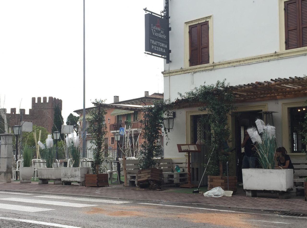 Asfalto viscido, botto davanti al Viandante