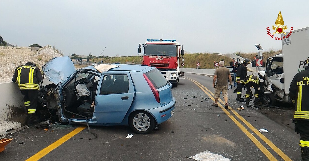 Auto contro furgone, morto un 75enne