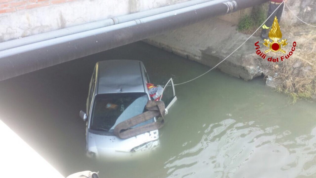 Auto finisce nel canale, salvata una donna. LE IMMAGINI