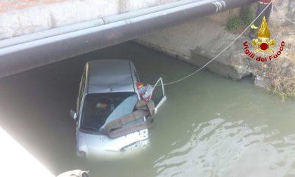 Auto finisce nel canale, salvata una donna. LE IMMAGINI