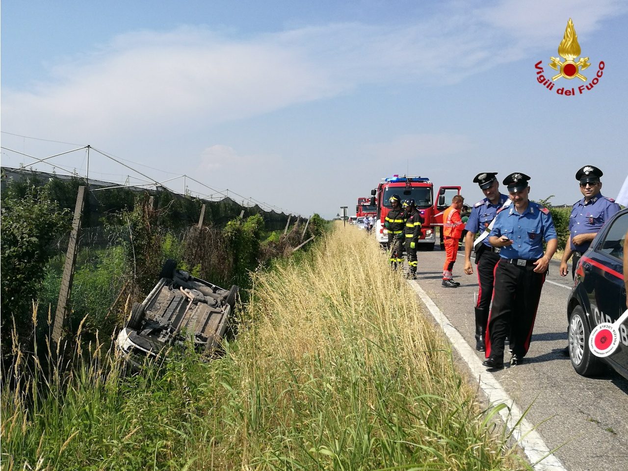 Auto sbanda e finisce in un fossato