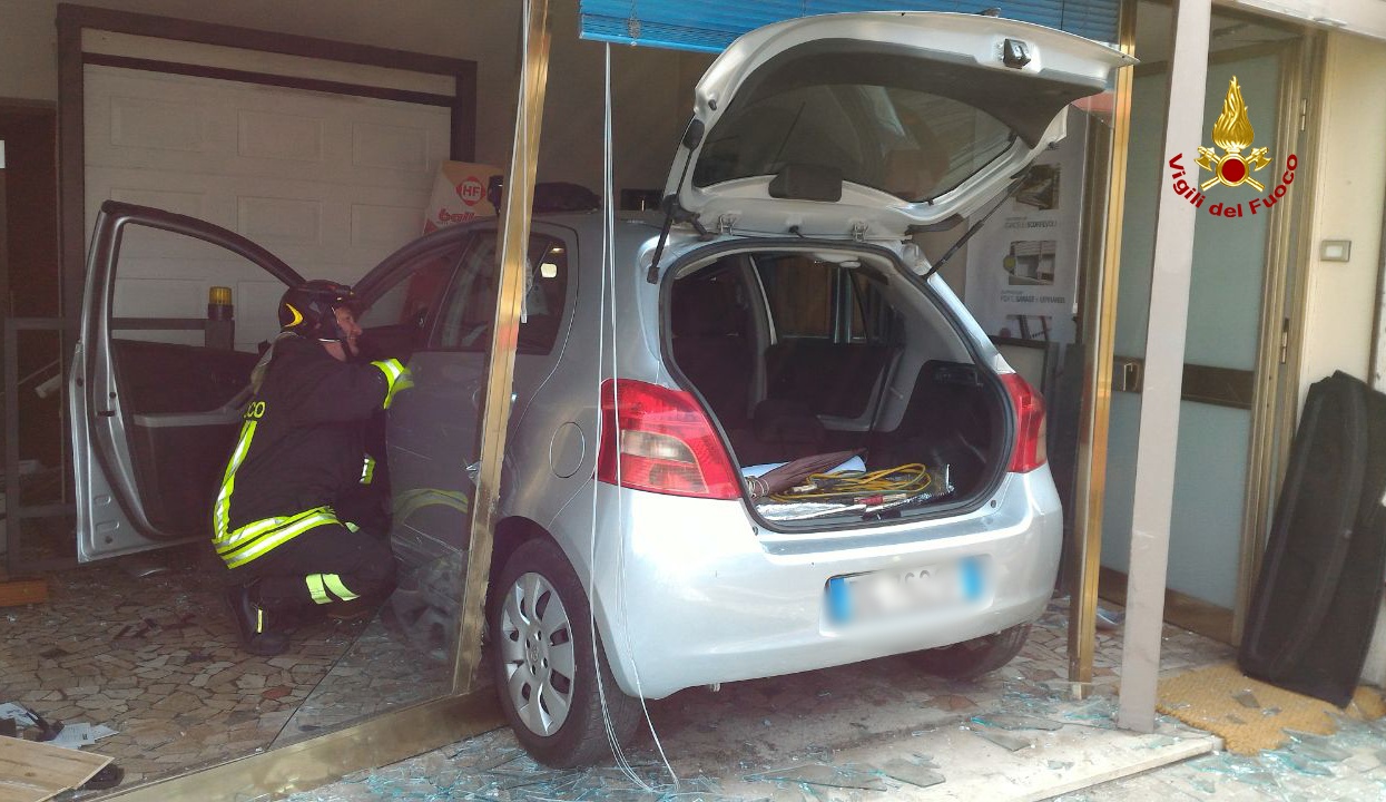 Auto sfonda una vetrina, una persona illesa per miracolo