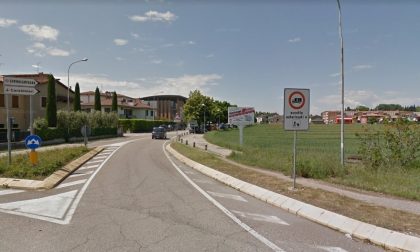 Auto si ribalta in una rotonda a Sommacampagna