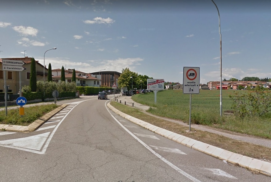 Auto si ribalta in una rotonda a Sommacampagna