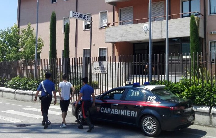 Castelnuovo: fumano erba e fanno gli spacconi con i Carabinieri