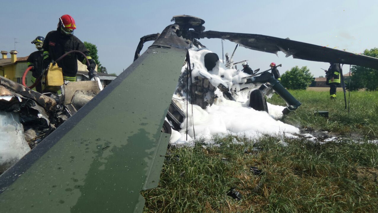 Elicottero militare prende fuoco e precipita