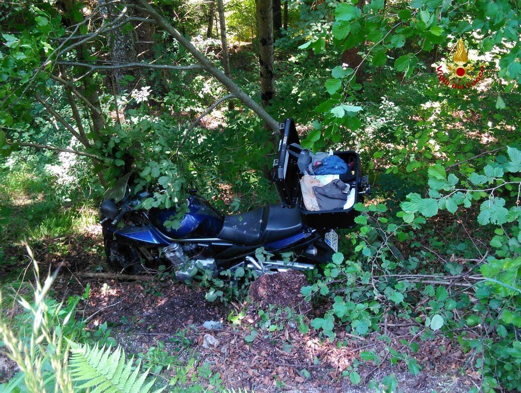 Finiscono con la moto oltre il dirupo, morta una donna