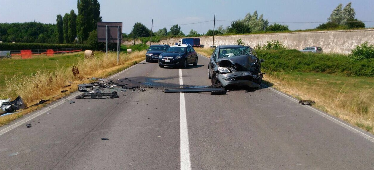 Frontale tra due auto, feriti un uomo e una donna