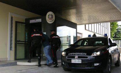 Molesta i clienti del bar e aggredisce i Carabinieri