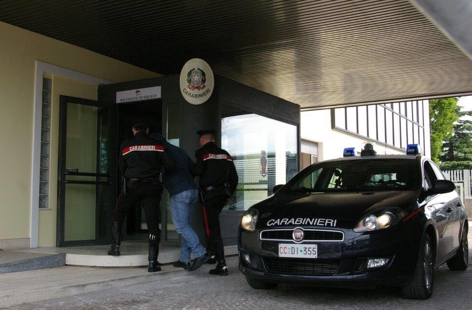 Molesta i clienti del bar e aggredisce i Carabinieri