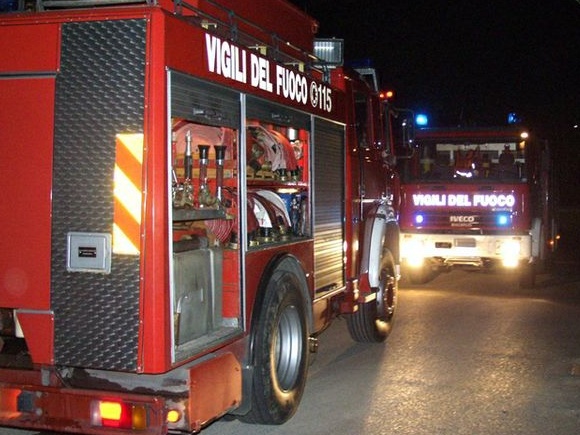 Paura a Dossobuono, fiamme in un garage in via Giulio Verne