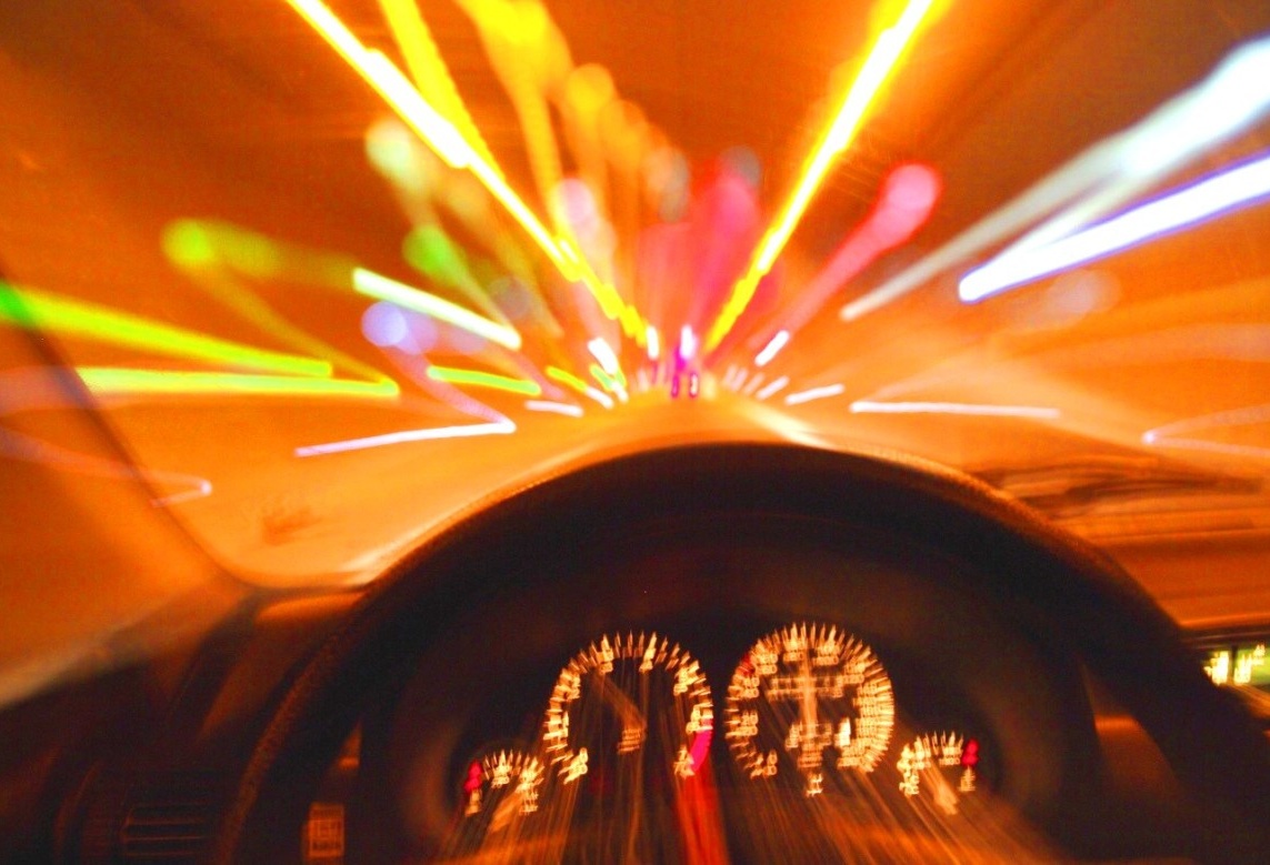 Presta l’auto all’amico, alterato e senza patente, che esce di strada