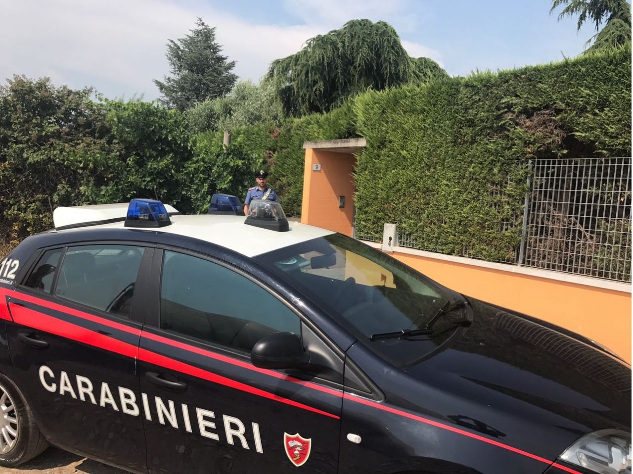 Ragazzo accoltella il compagno della madre