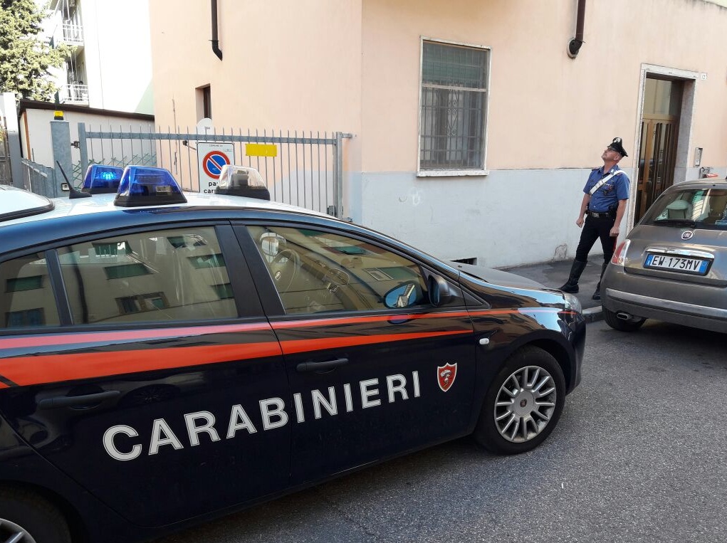 Extracomunitari si scagliano contro i carabinieri