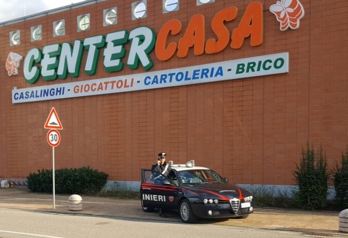 Ruba e poi estrae un coltello per darsi alla fuga