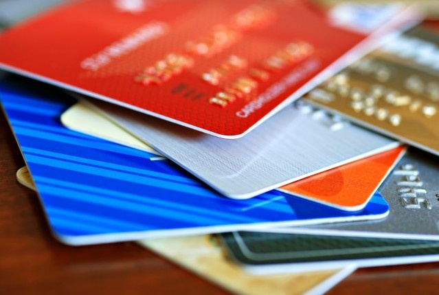 Ruba la carta di credito alla nonna e va al motel con il fidanzato