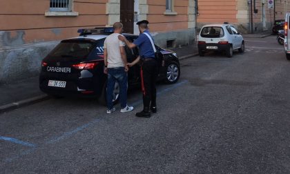 Rubano un cellulare, arrestati due marocchini