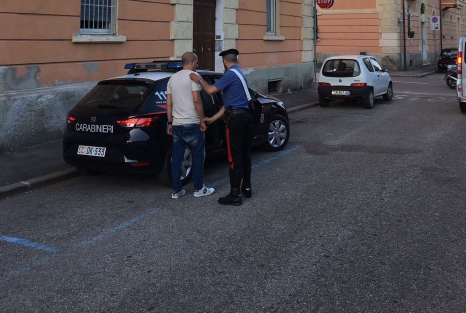 Rubano un cellulare, arrestati due marocchini