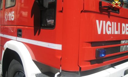 Salionze, parcheggia male e l'auto finisce nel Mincio