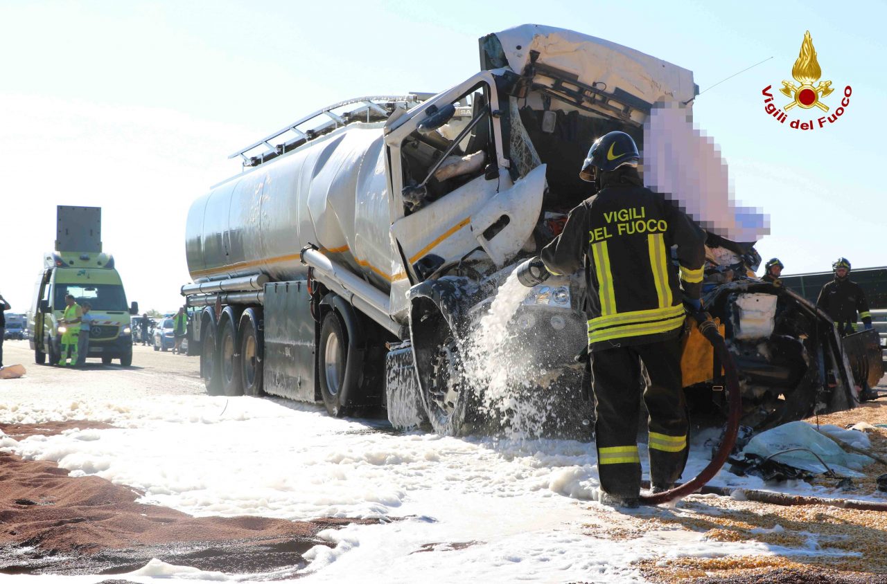Scontro fra tir, muore un camionista