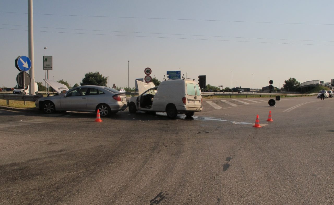 Scontro tra due auto, grave un 50enne
