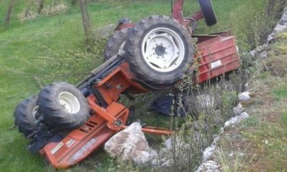 Si rovescia col trattore, morto un uomo