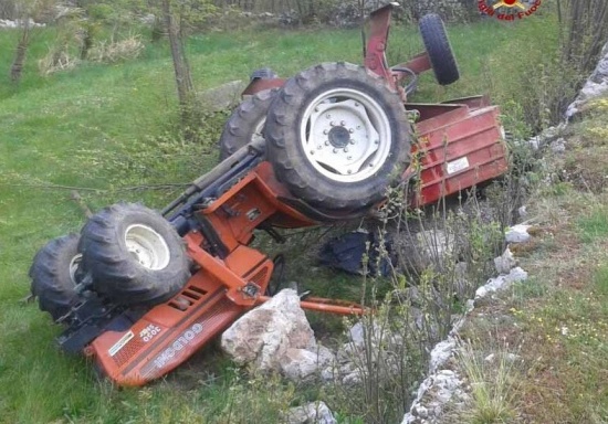 Si rovescia col trattore, morto un uomo