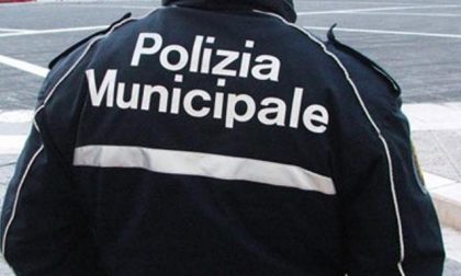 Tampona e fugge a piedi perché senza patente