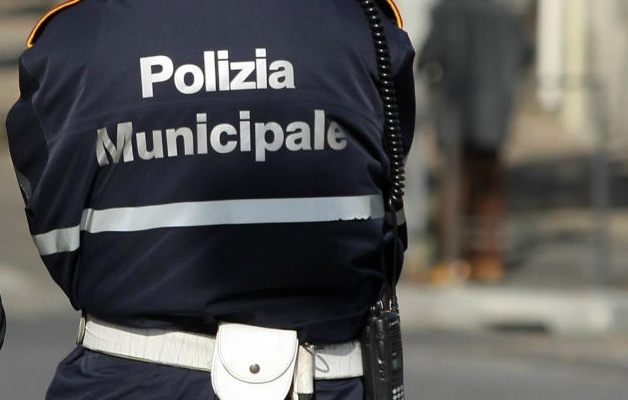 Tampona un’auto e fugge, denunciato un 39enne