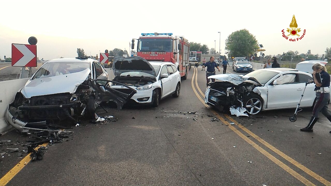 Tre feriti a seguito di un incidente fra tre vetture. LE IMMAGINI