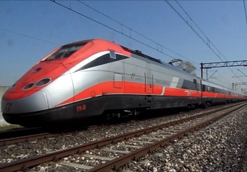 Ubriaco molesta i passeggeri a bordo di un treno