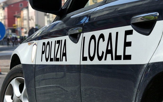 Ubriaco alla guida tampona auto ferma al semaforo