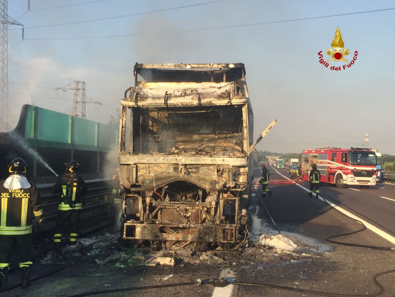 A fuoco un camion carico di birra. IL VIDEO