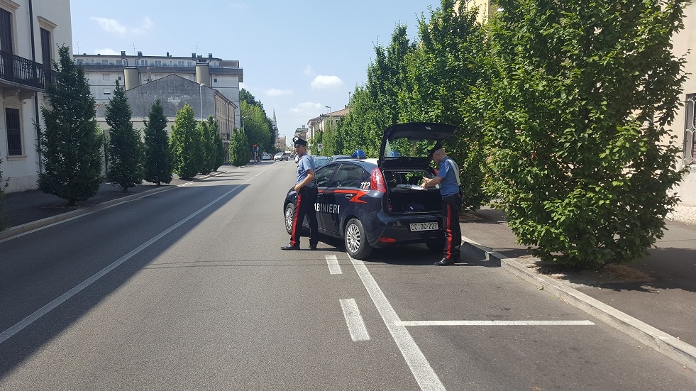 Aggredisce gestore di un esercizio commerciale e carabinieri, arrestato un marocchino