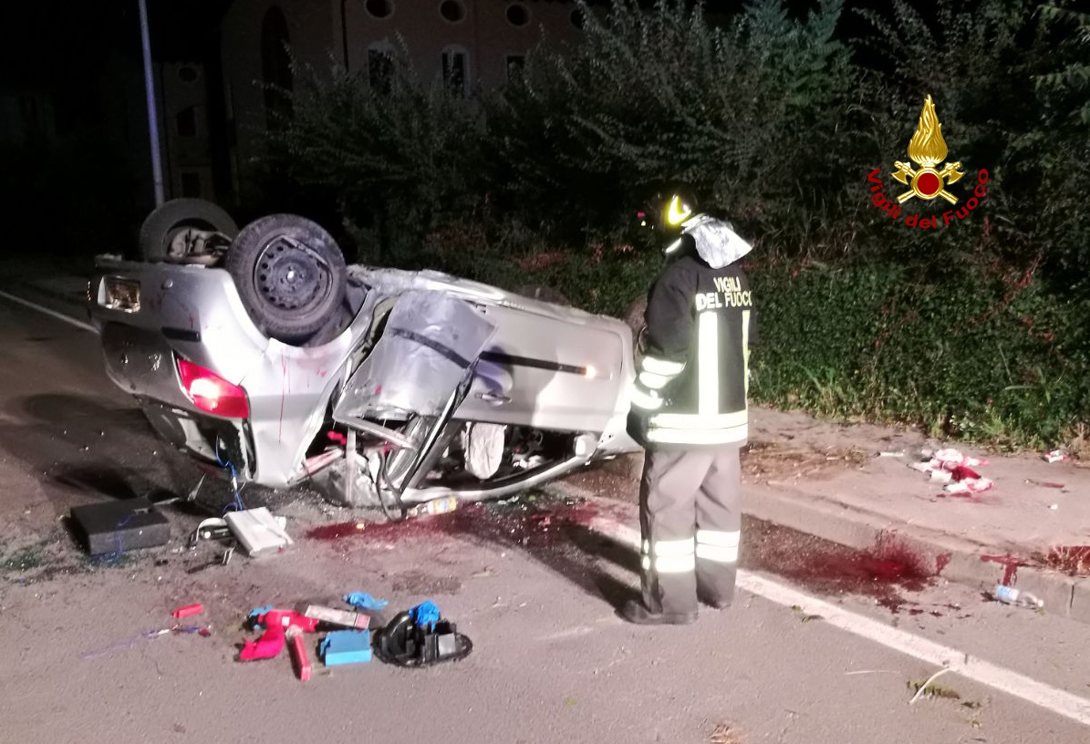 Auto carambola più volte e abbatte un lampione. LE IMMAGINI
