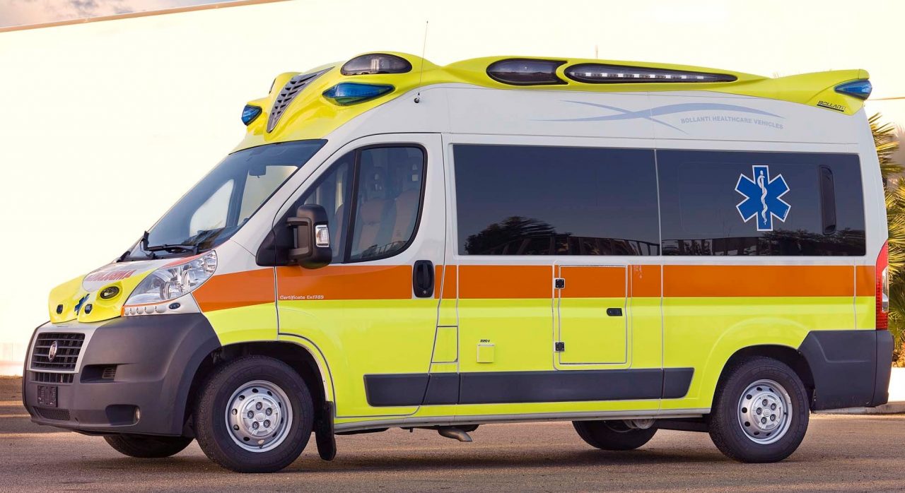 Auto contro furgone, due feriti