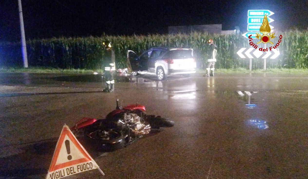 Auto contro moto, morto centauro