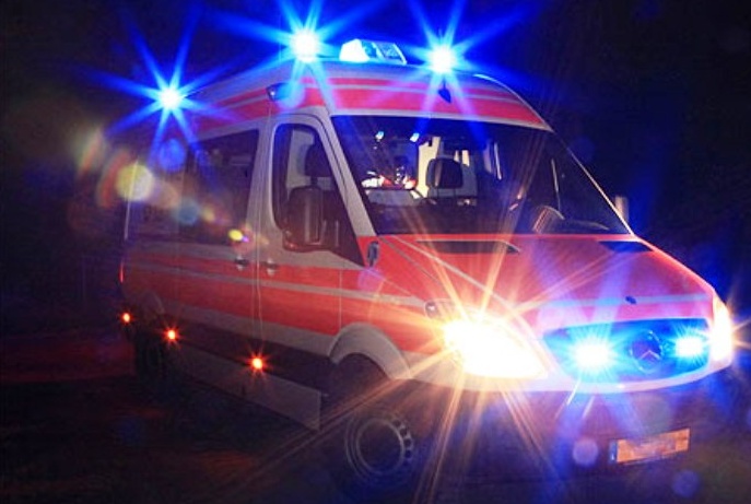 Auto contro moto, un ferito