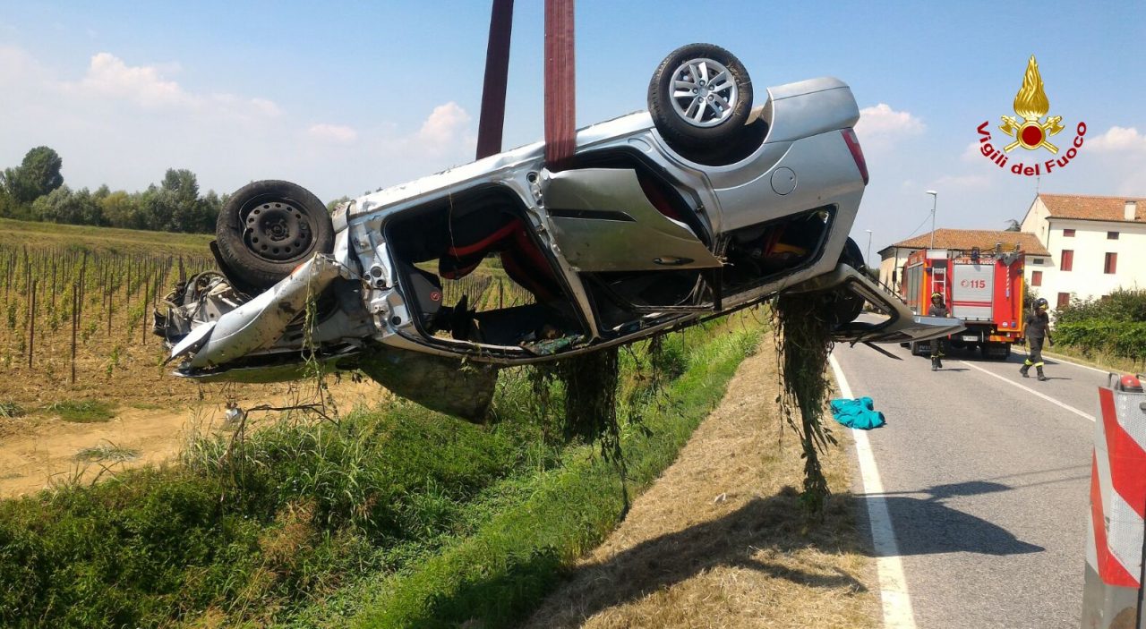 Auto nel fossato, morto il conducente
